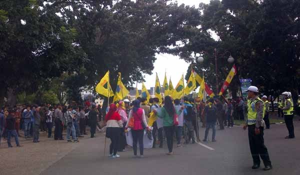 Aktivitas mahasiswa berunjuk rasa di luar pagar kantor gubernur Jambi